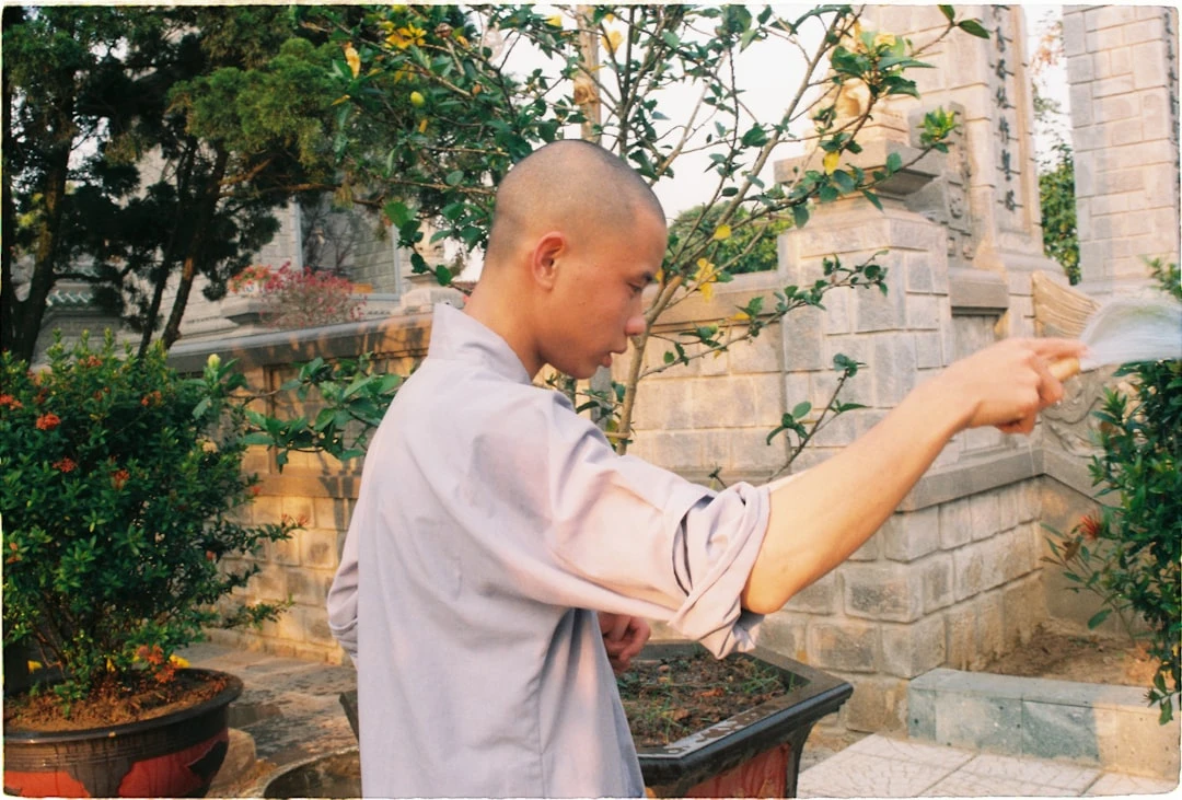 Ảnh cầu thủ thực hiện một pha đi bóng kỹ thuật.