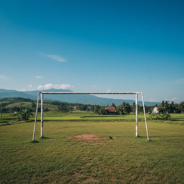 Ảnh khung thành bóng đá ở Việt Nam dưới bầu trời trong xanh.