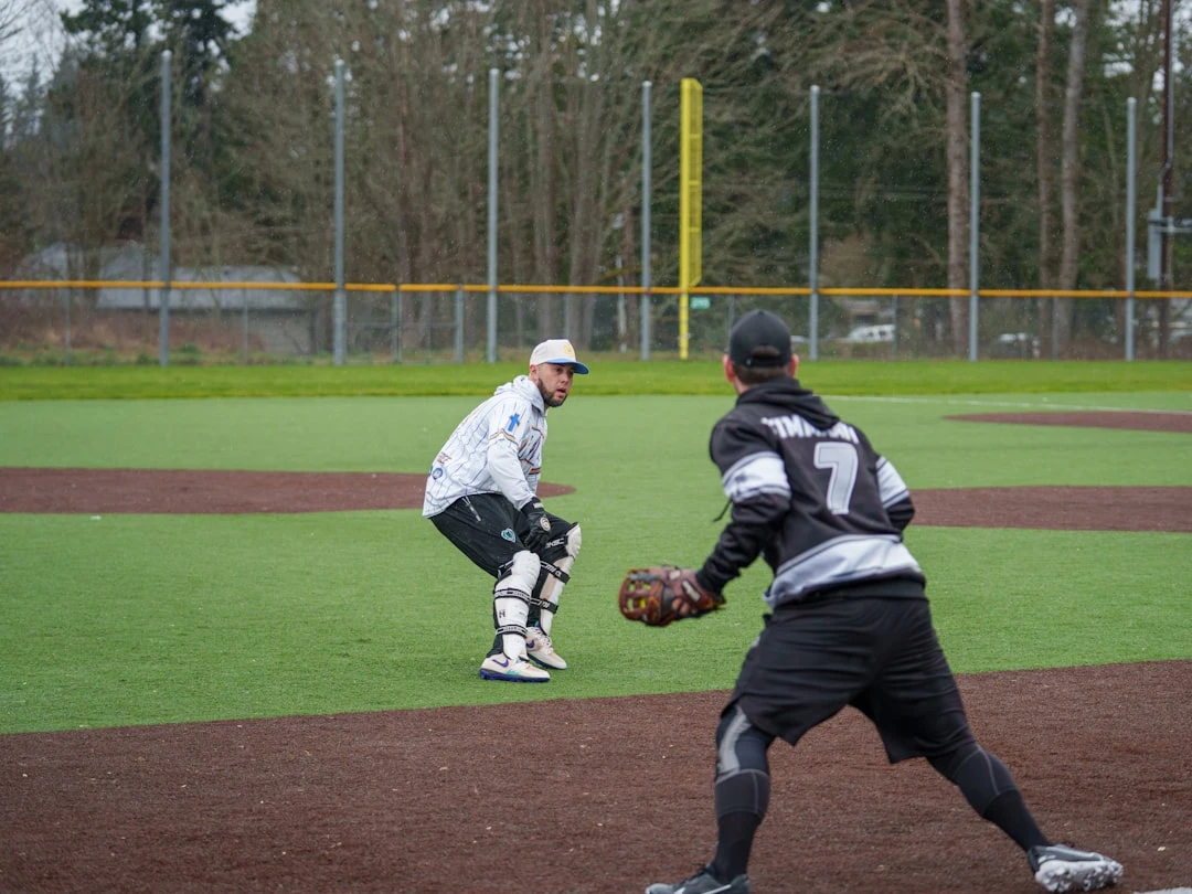 Cầu thủ bóng chày nổi bật hiện đại thi đấu hết mình.