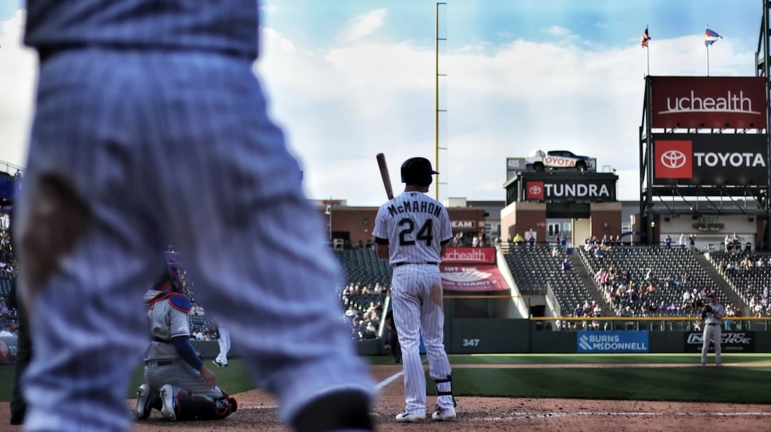 Cầu thủ bóng chày với kỹ thuật vung gậy hoàn hảo.