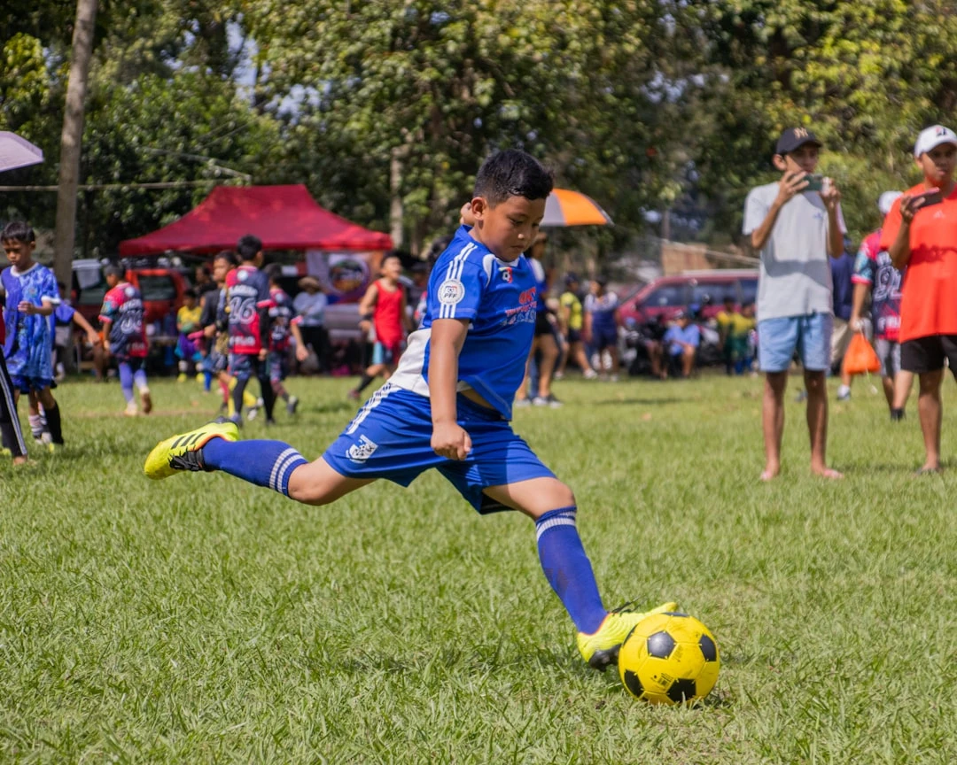 Cầu thủ bóng đá trẻ đang đi bóng trong trận đấu