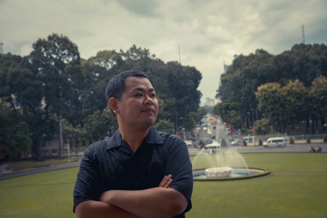 Cầu thủ suy tư bên lề sân cỏ tại Việt Nam.