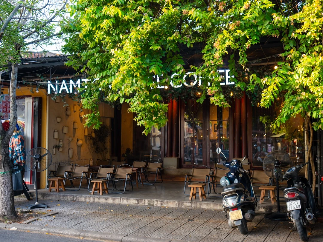 Chợ bóng đá Việt Nam với nhiều áo cầu thủ