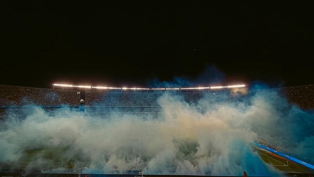 Cúp bóng đá quốc tế với cầu thủ ăn mừng