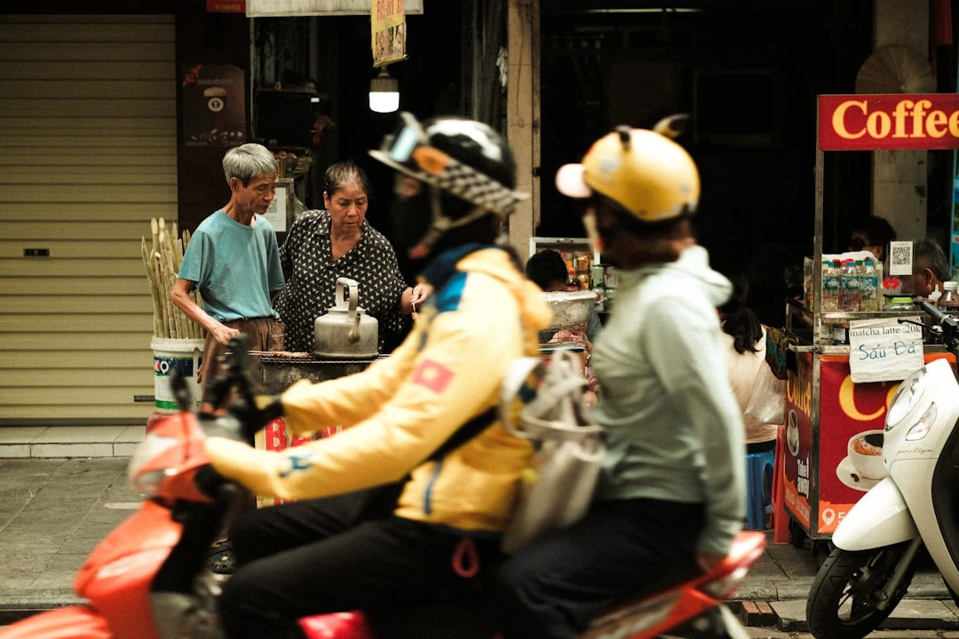 Fan bóng đá thảo luận tại quán cà phê Việt Nam
