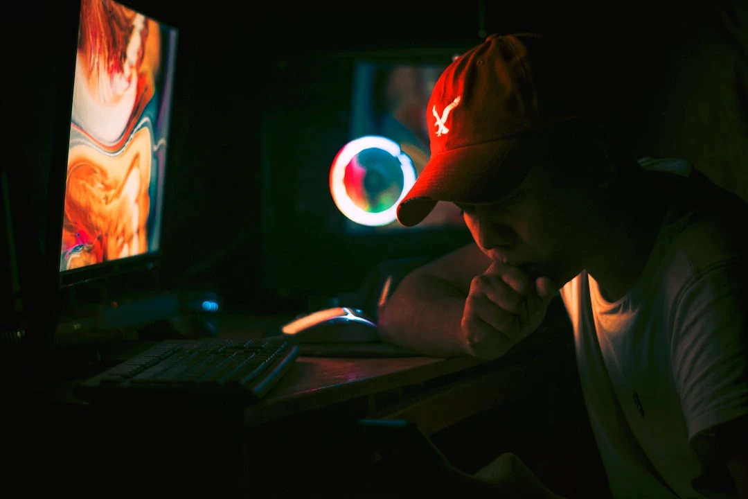 Gamer chơi FIFA Online 4 với đồ họa mùa 23HW