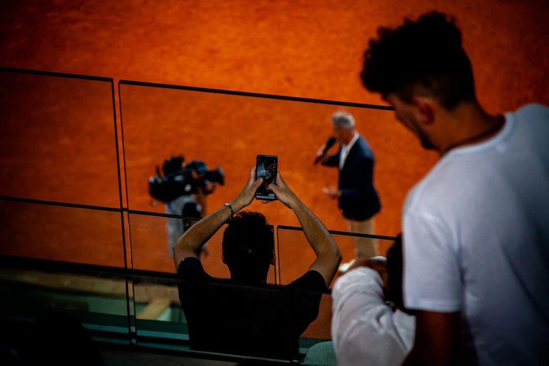 Hình ảnh huyền thoại bóng đá họp báo