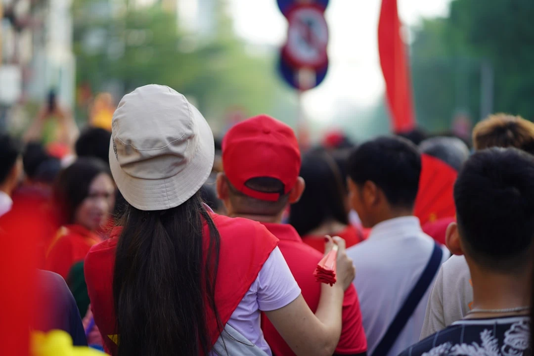 Hình ảnh sân vận động bóng đá đầy khán giả tại Việt Nam.