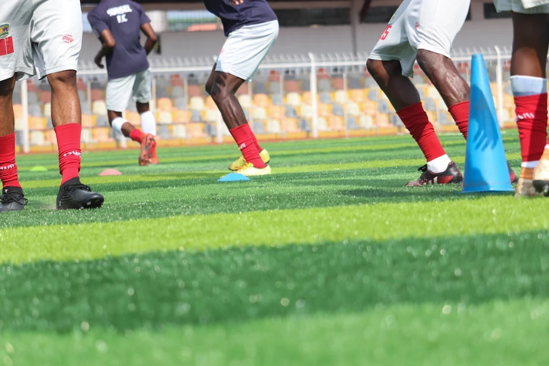 Hình ảnh Youssoufa Moukoko chơi bóng.