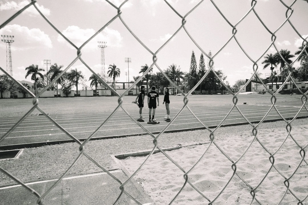 Huấn luyện viên bóng đá chỉ đạo chiến thuật cho cầu thủ trẻ